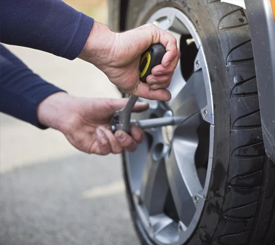 flat tyre replacement img