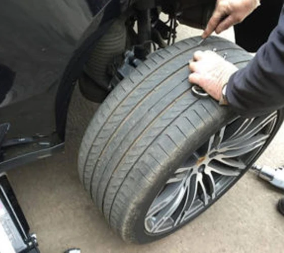 mobile-tyre-puncture-repair img